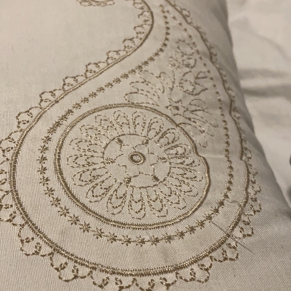 2 pillows - Picture 4 of 8